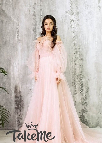 Прокат платья Розовое фатиновое с перьями и рукавами для фотосессии и мероприятия в Новосибирске