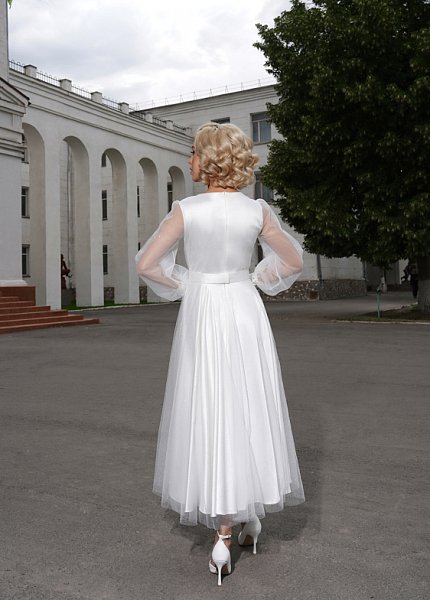 Прокат платья  Молочное фатиновое миди с длинными рукавами для фотосессии и мероприятия в Новосибирске