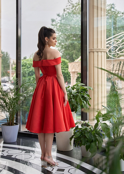 Прокат платья Красное атласное миди со спущенными плечами для фотосессии и мероприятия в Новосибирске
