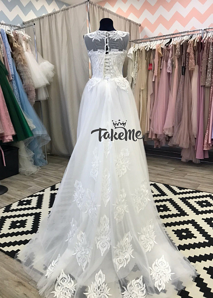 Прокат платья Белое свадебное расшитое со шлейфом и поясом для фотосессии и мероприятия в Новосибирске