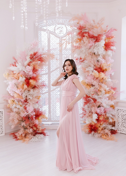 Прокат платья Розовое с блёстками и бисером на плечах для фотосессии и мероприятия в Новосибирске