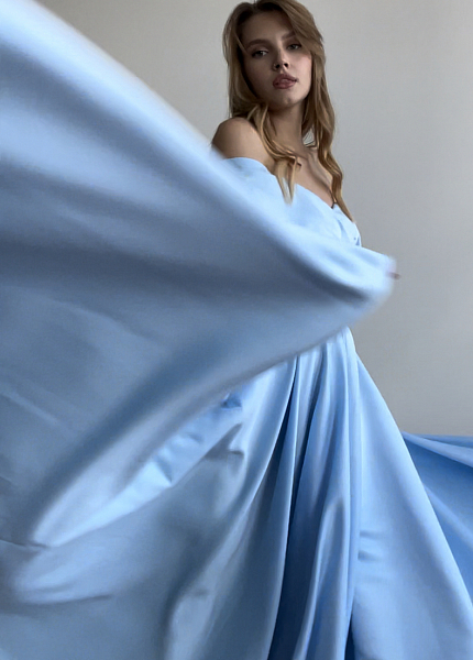 Прокат платья Голубое атласное со спущенными плечами для фотосессии и мероприятия в Новосибирске