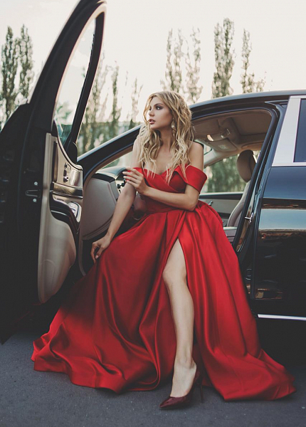 Прокат платья Красное атласное со спущенными плечами для фотосессии и мероприятия в Новосибирске
