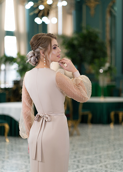 Прокат платья Пудровое миди на запах с жемчугом для фотосессии и мероприятия в Новосибирске