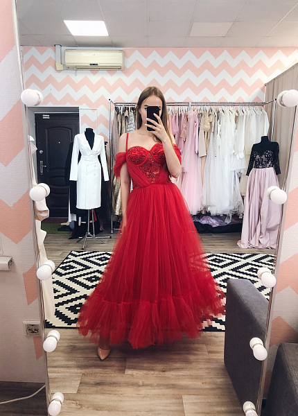 Красное фатиновое миди с расшитым лифом платье для фотосессии и мероприятия в Новосибирске